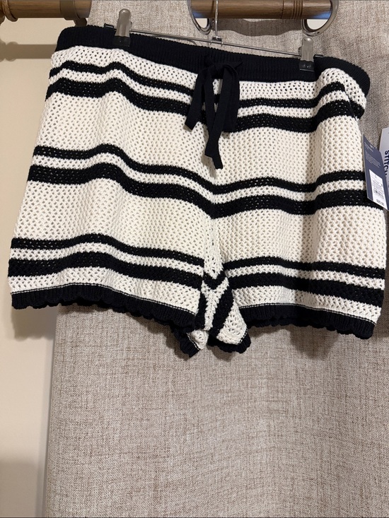 Universal Thread Pants - NWT Black & White Striped crotchet Shorts - Womens L